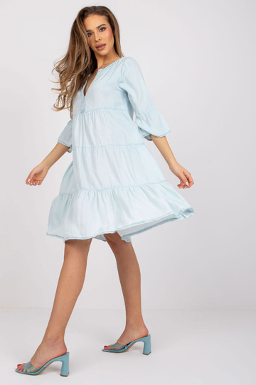 Helesinine kleit enne põlve...