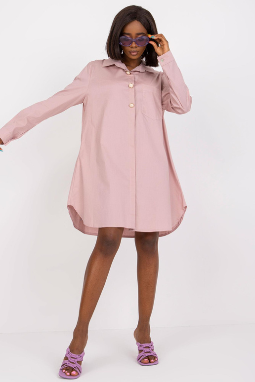 Määrdunud roosa dekoratiivnööpidega...