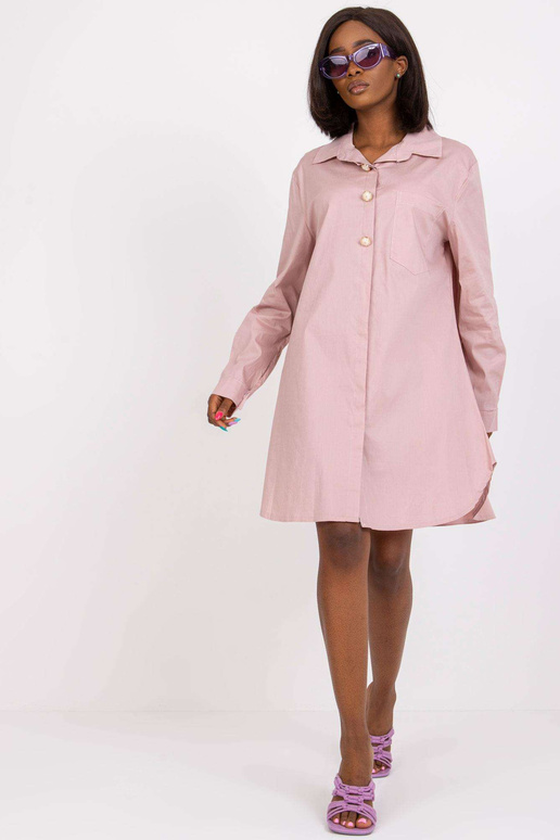 Määrdunud roosa dekoratiivnööpidega...