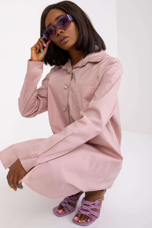 Määrdunud roosa dekoratiivnööpidega...