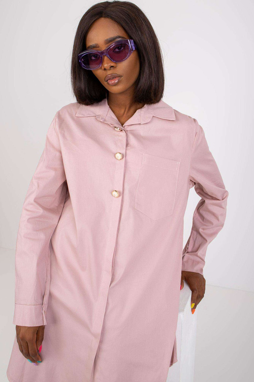 Määrdunud roosa dekoratiivnööpidega...