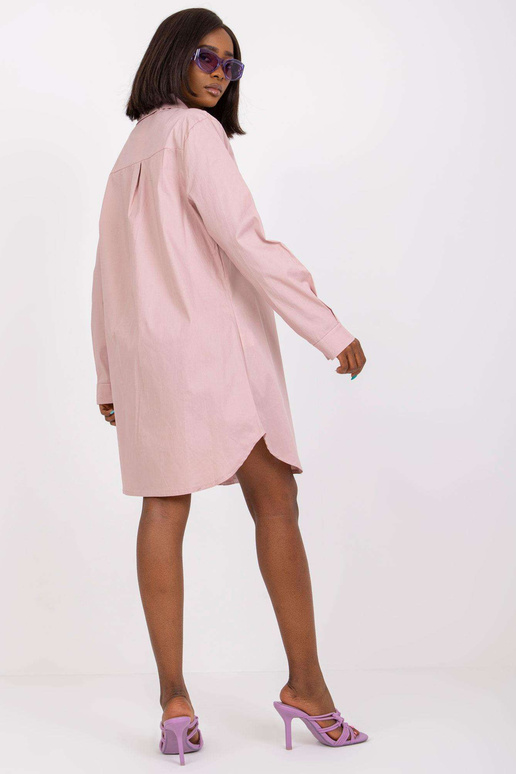 Määrdunud roosa dekoratiivnööpidega...