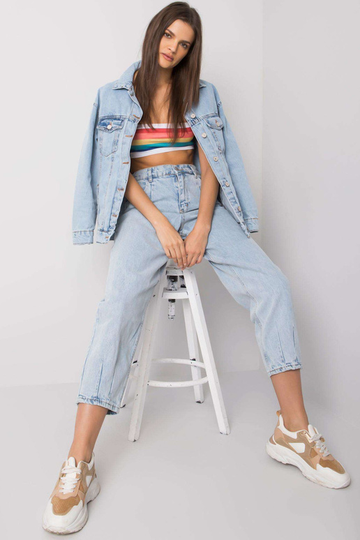 Mom Juney helesinised teksapüksid