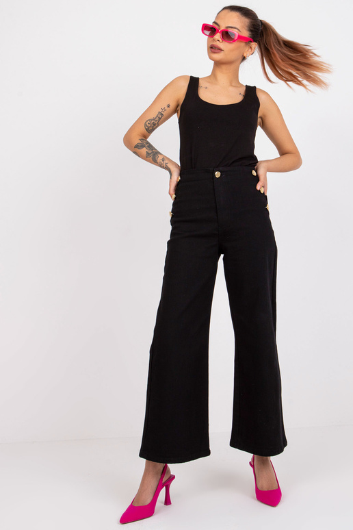 Mustad dekoratiivnööpidega...