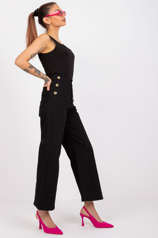 Mustad dekoratiivnööpidega...