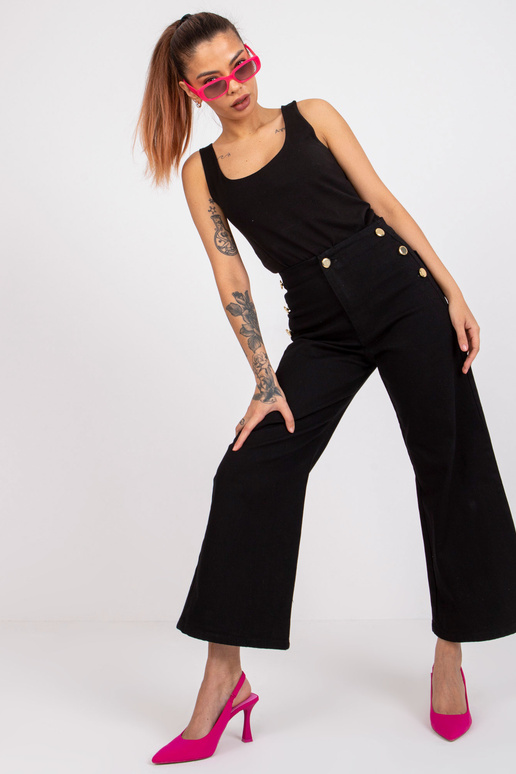 Mustad dekoratiivnööpidega...