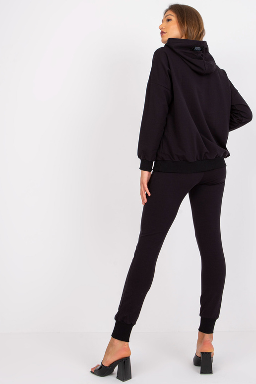 Alejandra naiste musta kapuutsiga... Alejandra naiste musta kapuutsiga...