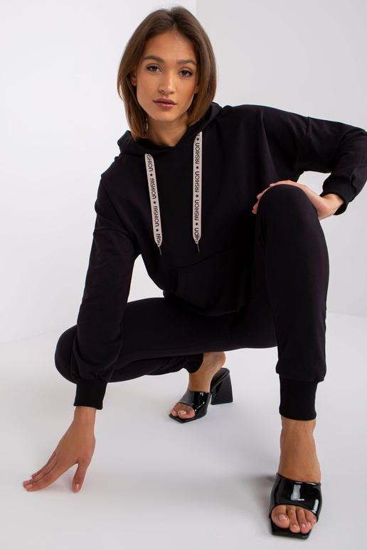 Alejandra naiste musta kapuutsiga... Alejandra naiste musta kapuutsiga...