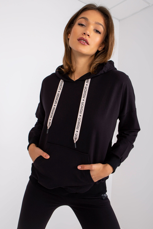 Alejandra naiste musta kapuutsiga... Alejandra naiste musta kapuutsiga...