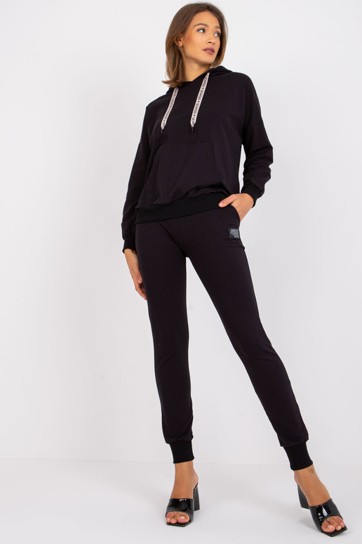 Alejandra naiste musta kapuutsiga... Alejandra naiste musta kapuutsiga...