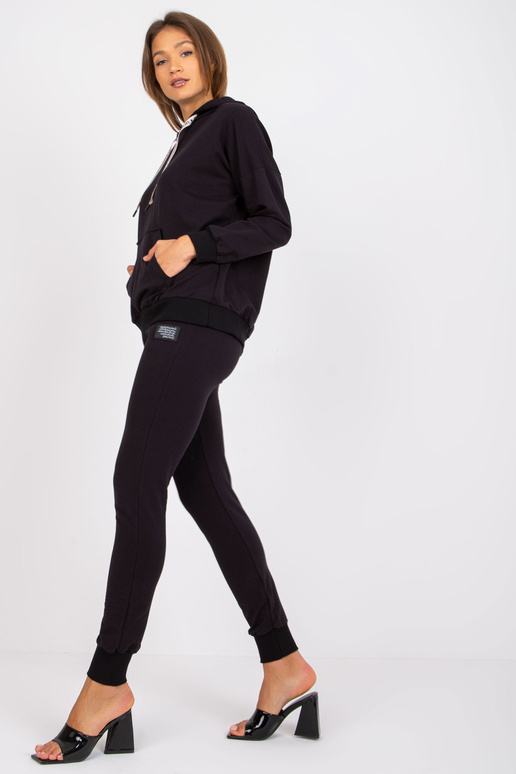 Alejandra naiste musta kapuutsiga... Alejandra naiste musta kapuutsiga...