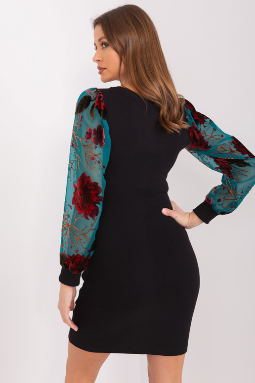 Must dekoratiivsete varrukatega kleit...