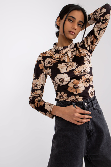 Must ja beež lilledega...