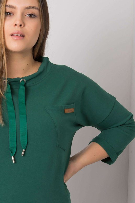 Tumeroheline plusssuuruses kapuutsiga...