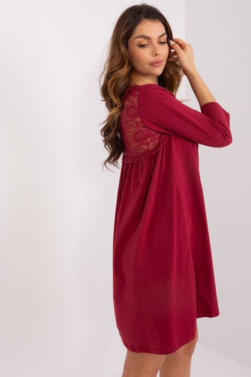 Naiste bordoopunane pitsiga...