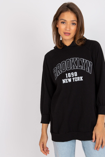 Roxane must pika kapuutsiga...