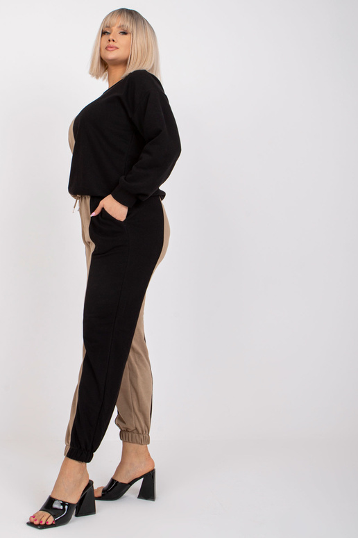 Tumebeeži ja musta plusssuuruses...