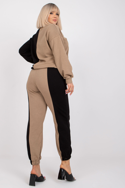 Tumebeeži ja musta plusssuuruses...