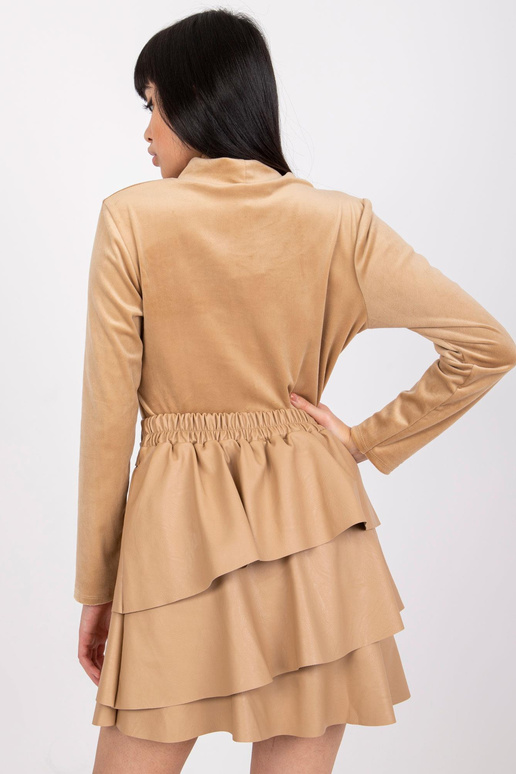 Tumebeež pikkade varrukatega...