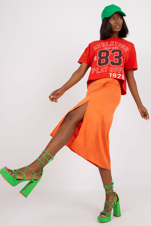 Oranž seelik kunstsatiinist lõhikuga... Oranž seelik kunstsatiinist lõhikuga...