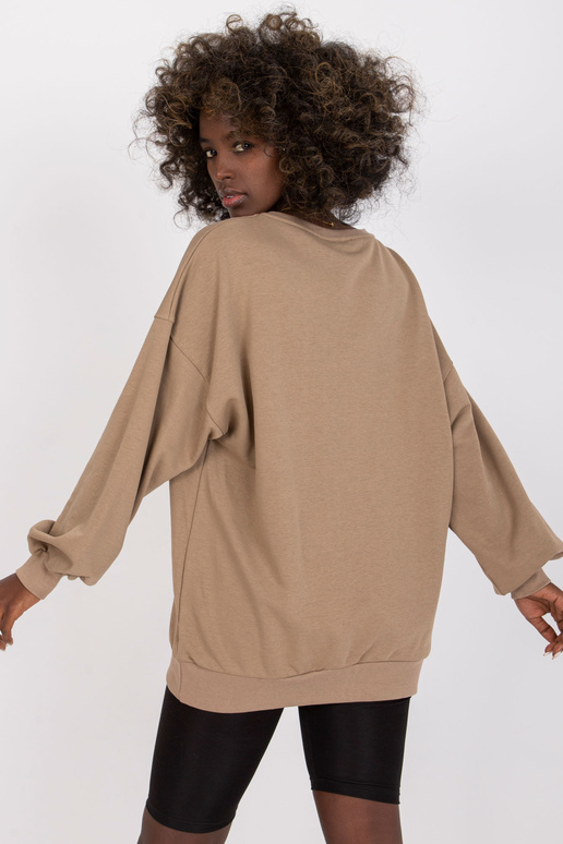 Tumebeež naiste kapuutsita...