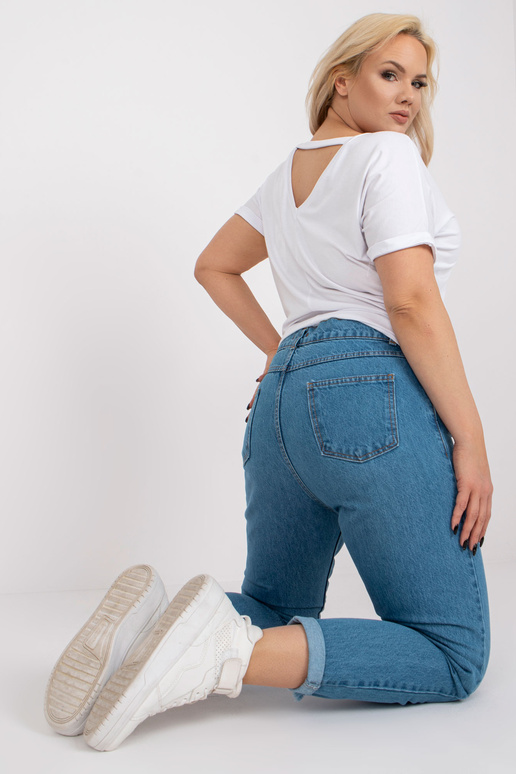 Valge pluss suuruses pluus...