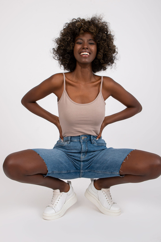 Sinised põlvini ulatuvad teksapüksid...