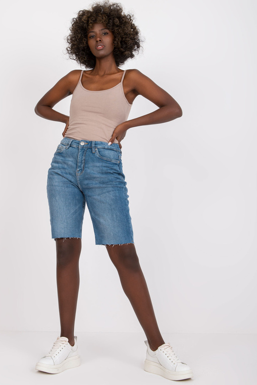 Sinised põlvini ulatuvad teksapüksid...