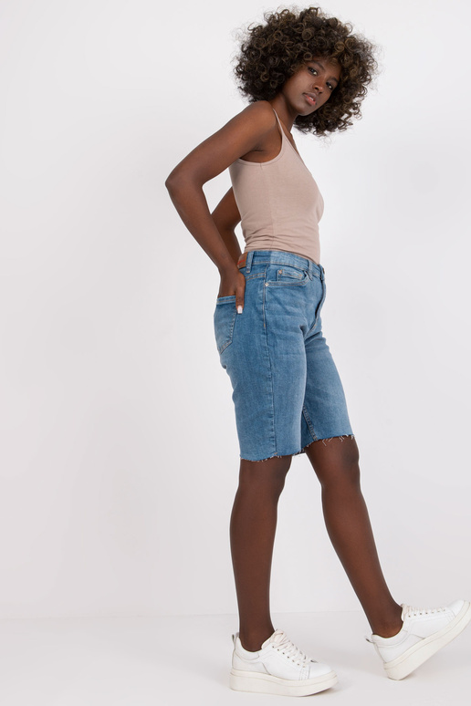 Sinised põlvini ulatuvad teksapüksid...