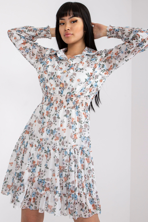 Valge lillelise trükise ja pikkade... Valge lillelise trükise ja pikkade...