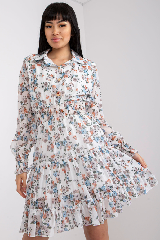 Valge lillelise trükise ja pikkade... Valge lillelise trükise ja pikkade...