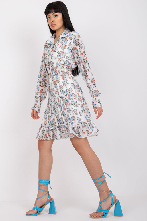 Valge lillelise trükise ja pikkade... Valge lillelise trükise ja pikkade...