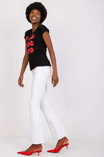 Must T-särk trükiga Malvina...