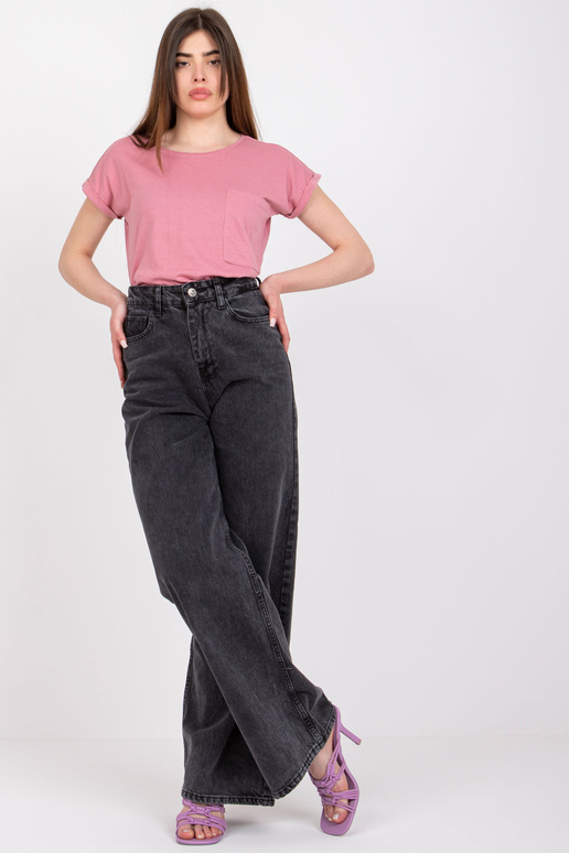 Määrdunud roosa puuvillane t-särk...