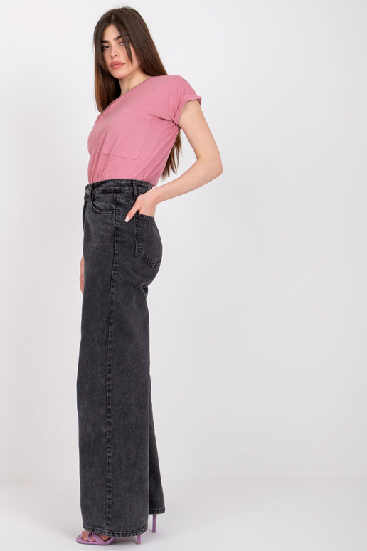 Määrdunud roosa puuvillane t-särk...