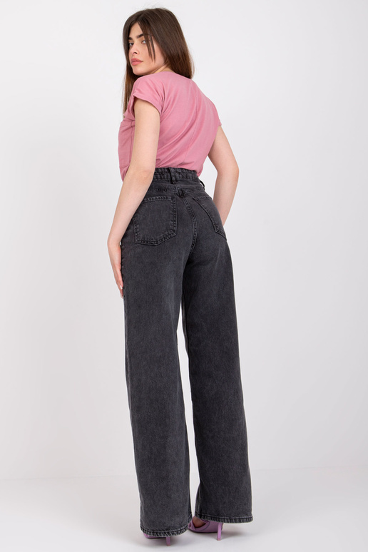 Määrdunud roosa puuvillane t-särk...