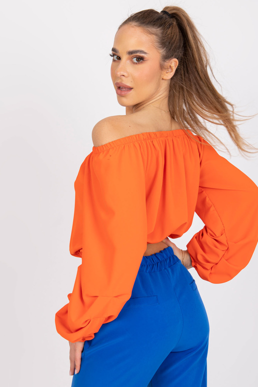 Ninelia oranž paljaste õlgadega...