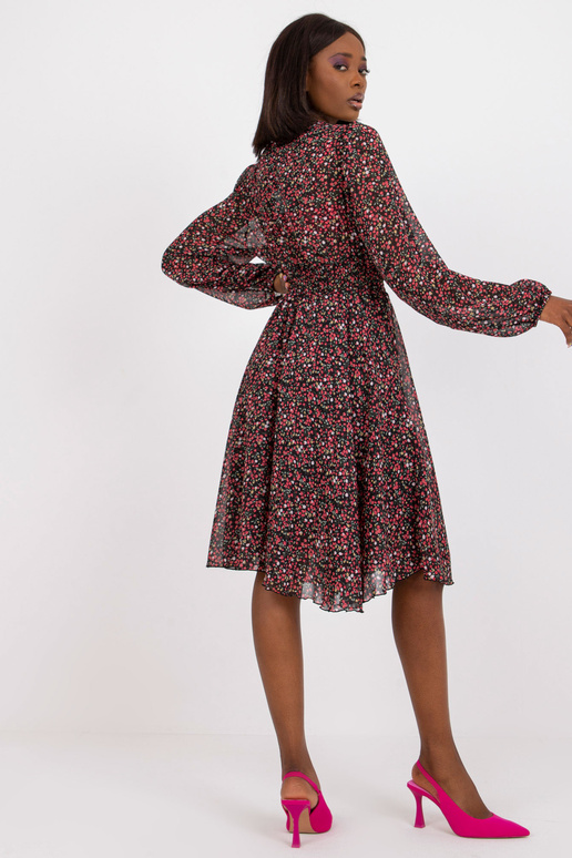 Must pikkade varrukatega mustriga...