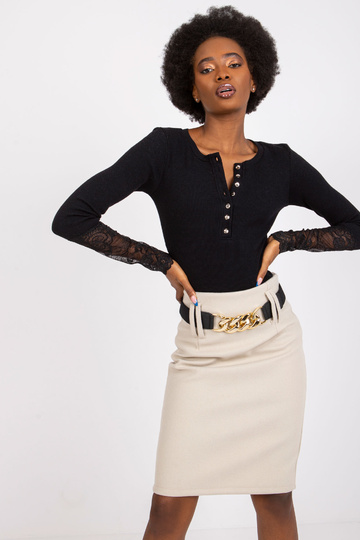 Must soonikuga pluus...