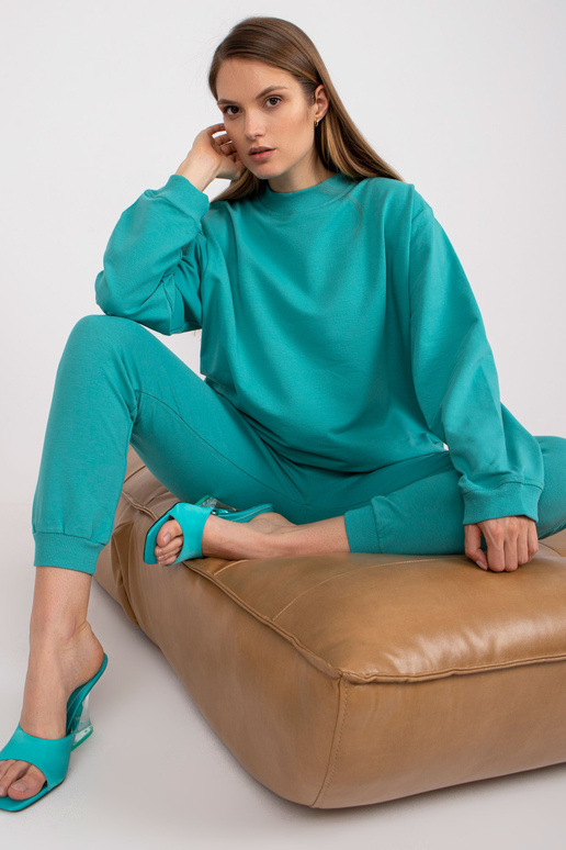 Lihtne türkiissinine ülisuure disainiga dressipluus