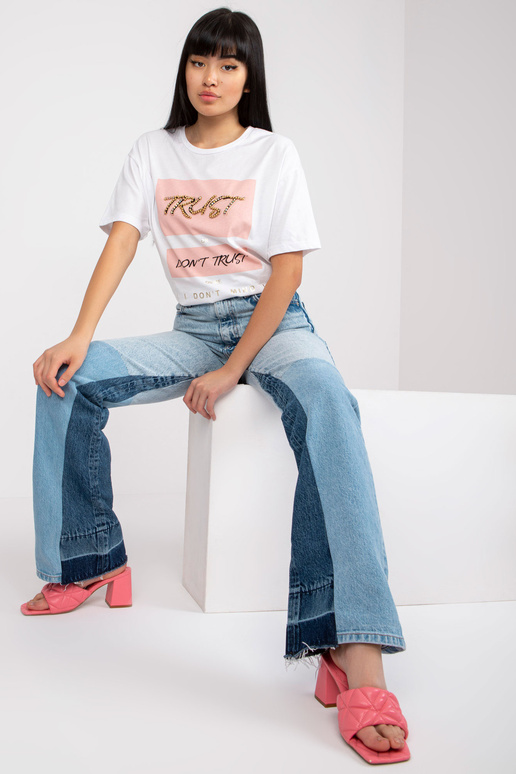 Valge oversize t-särk aplikatsiooni...