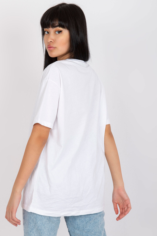 Valge oversize t-särk aplikatsiooni...