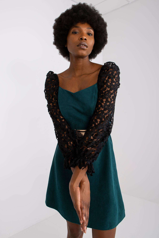 Tumeroheline ažuursete varrukatega...