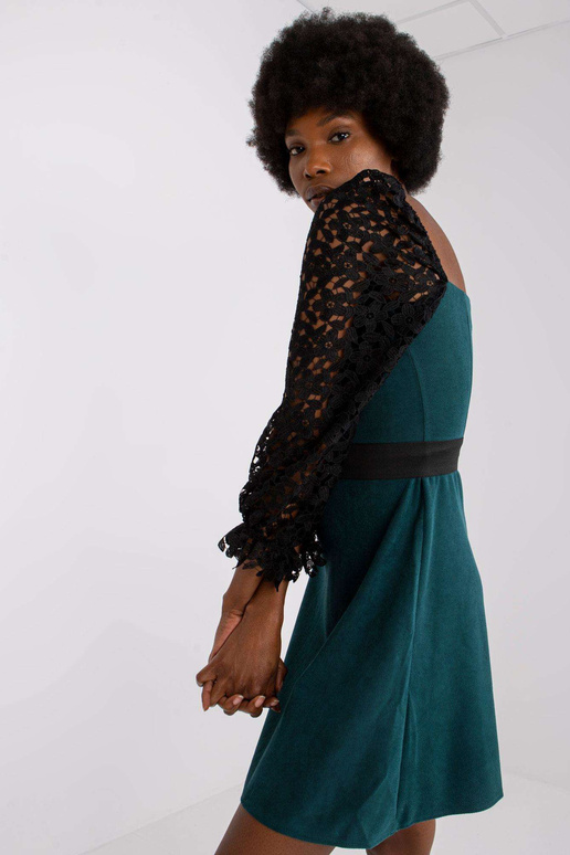 Tumeroheline ažuursete varrukatega...