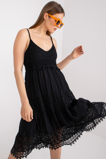 Must laienev õlakleit... 2