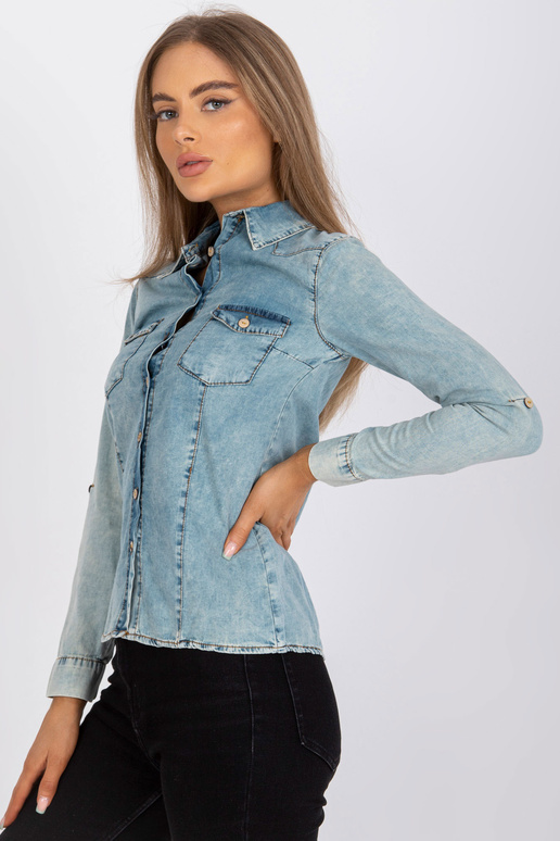 Helesinine pikkade varrukatega...