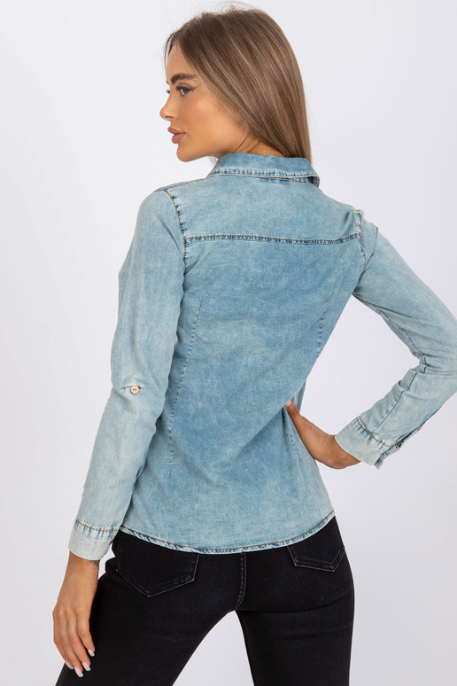 Helesinine pikkade varrukatega...