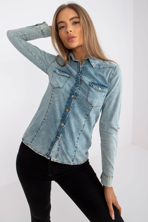 Helesinine pikkade varrukatega...