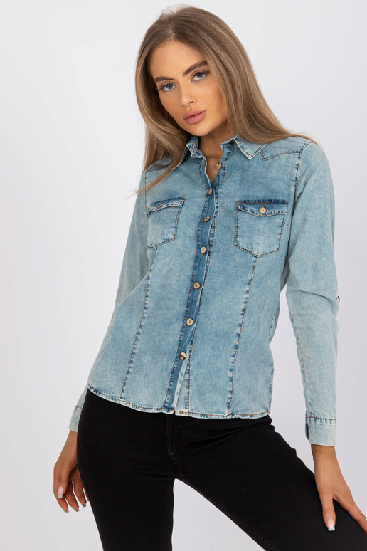 Helesinine pikkade varrukatega...