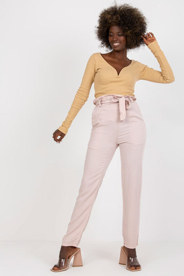 Heleroosad taskutega naiste...